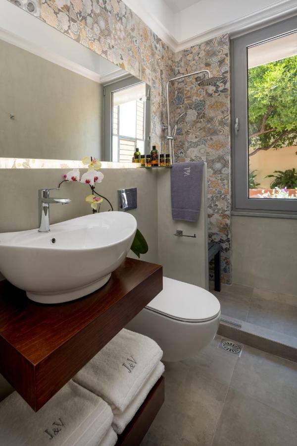 J&V Luxury Suites 干尼亞 外观 照片